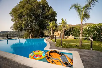 Image de Villa 'Arcaloro Resort' avec vue sur la mer, piscine partagée et Wi-Fi