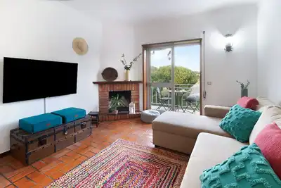 Image de Appartement 'Retro Beach House Moledo' avec vue montagne, Wi-Fi et climatisation