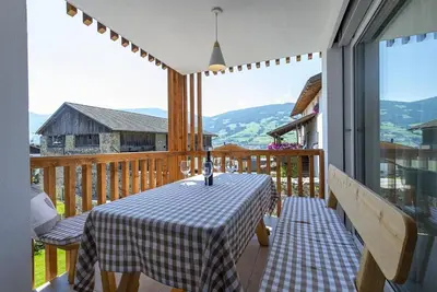 Image de Appartement \"Gass A\" avec vue sur les montagnes, terrasse privée et Wi-Fi