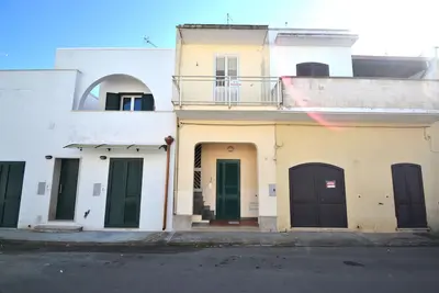 Image de Maison de vacances 'Pt57 Casa Vacanza Per 4 Pax Alba' avec balcon