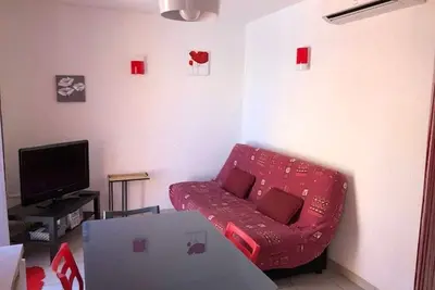 Image de Appartement climatisé, calme avec terrasse et parking, à 500m de la plage, 4 pers.