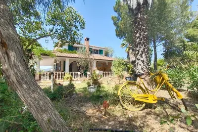 Image de Relaxing Villa with large Patio, Garden near the Sea side