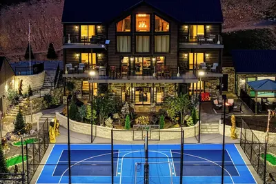 Image de Alpine Splash, Private indoor pool, theater/gaming, Pond, Basketball court! ! !