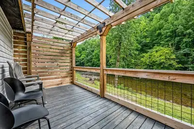Image de Riverfront w/Grill + Fire Pit | Close to Gsmnp!