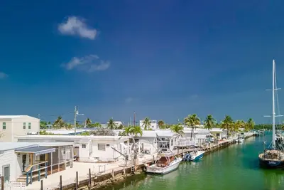 Captain's Quarters 3bed/2bath mobile home with dockage