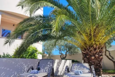 Villa Maya, apartma Deluxe s tremi spalnicami, bazen, vrt, v bližini plaže
