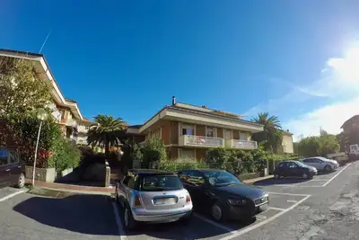 Image de Appartement Chiavari dans un contexte résidentiel avec place de parking réservée