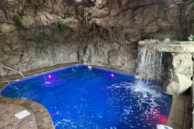 Image de New Listing: 2022 New build w grotto cave pool/amazing views Don't miss this one