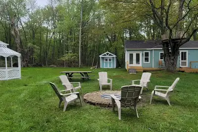 Image de Cozy Cottage in the woods private lake access.