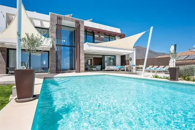 Villa Calma -Stunning 4Bd Family Villa with Views!