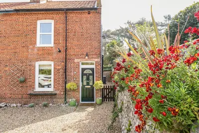 8 Melinda Cottage, pet friendly, with open fire in East Runton