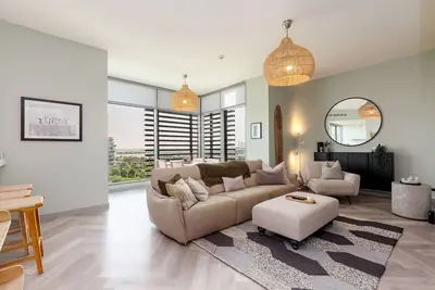 Image de Luxurious Dubai Hills with balcony park view