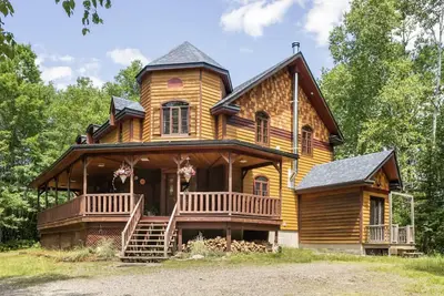 Image de Luxury House on the Banks of the River Rouge