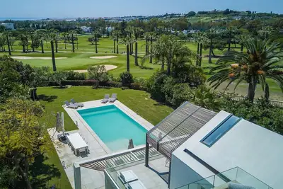 Image de Contemporäre Villa mit Beheiztem Pool, Direkt am Golfplatz