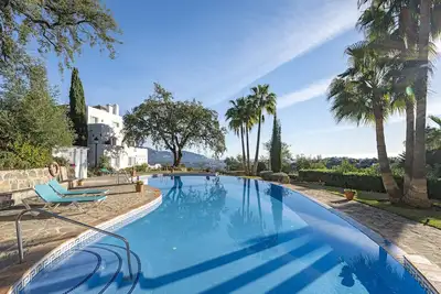 Image de Comfy 2br, 2Bathroom, Parking, Pool, Sea Views