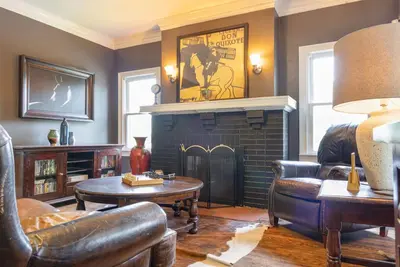 Image de Welcome home to this updated 1920s hilltop bungalow!