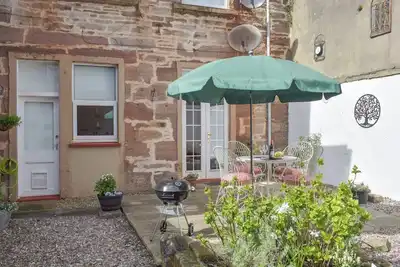 Image de A lovely, spacious garden apartment only yards away from the beautiful sandy beach and esplanade.
