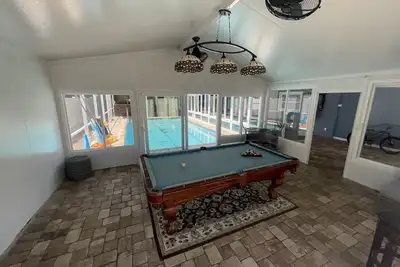 Image de This house has swimming pool with water heater and parking for many cars.