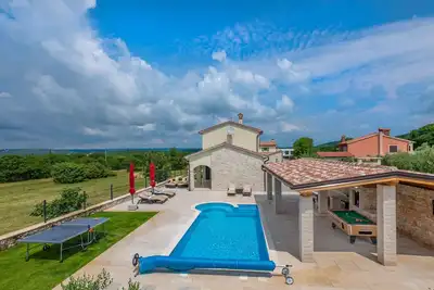 Image de Luxuriöse Villa mit Beheiztem Pool, 2km zum Strand