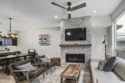 Image de Modern Townhome, Rooftop Hot tub, Private Garage 58b