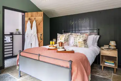 Image de The Pigsty & Spa Garden-Prestige-Cottage-Douche-Vue sur le bois