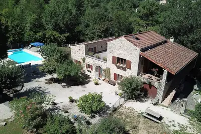 Image de Mas en pierre avec 4 logements indépendants et piscine