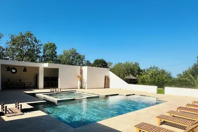 Image de Bas de villa avec piscine balinaise et pool house de 200m2