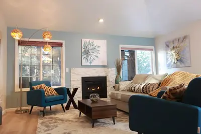 Image de Stylish Artist's Home kids/dogs friendly by trail/park/indoor pool w/Ev charger