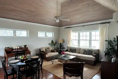 Image de Beautiful, centrally located, short drive to beaches and stores.