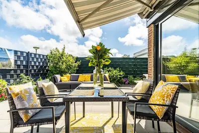 Image de Relax at this peaceful place🌷A dog owners favorite with a safe, beautiful garden