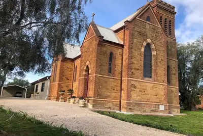 Image de Awesome church with modern 2 bedroom house attached