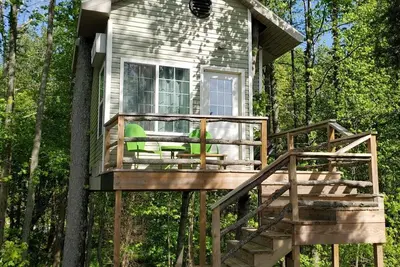Image de Charming Treehouse with Lake View and Access