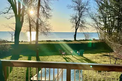 Image de Cozy 4 season cottage with lake view and hot tub and access to private beach.