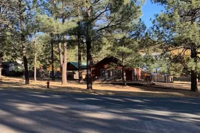 Image de Wildwood Retreat - Spacious, Priv hot tub, Huge yard, Wrap Around Deck