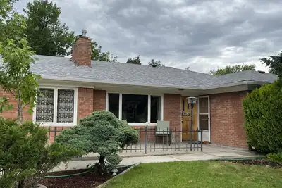 Image de Quiet Mid-Century Home Close to Downtown