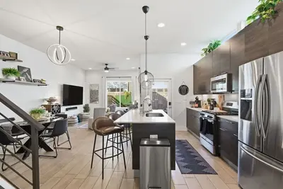 Image de 5 mins to Downtown | Tesla Charger | Sleeps 6