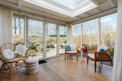 Image de This cozy bungalow offers the perfect mix of tranquility and comfort in a green setting. The ideal place for a relaxing holiday near the beach.