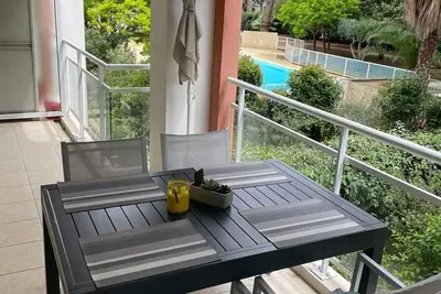 Image de Hyères : T2 avec clim, piscine & parking au Port