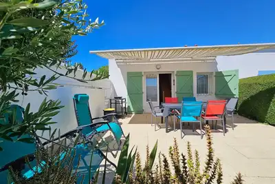 Image de Maisonnette lumineuse proche plage avec piscine