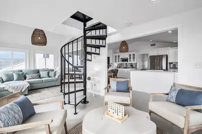 Image de Modern oceanfront home on West Beach