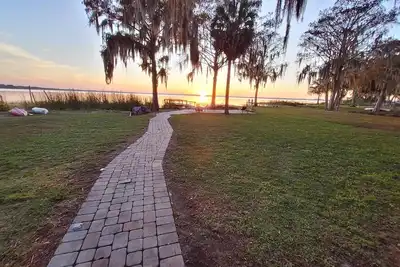 Image de Eustis Fl- Lakefront Minie Ranch. Private, fenced, off main drag, walk to town.