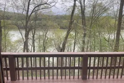 Image de Real Log Cabin with lake view and minutes from 3 plus boat ramps! ! ! !