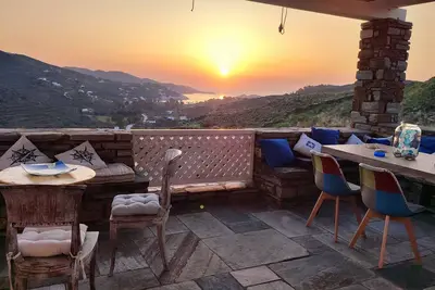 Image de A serene sunset house retreat