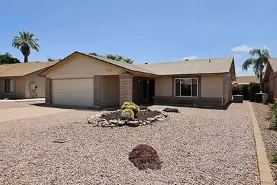 Image de 2 bed 2 bath home in a gated/guarded 55+ community with golf and free amenities.