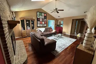 Image de Visit the Eagle's Nest for the Comforts of Allen