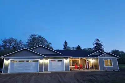 Image de Hot tub, bar, game room, creek in Forks. . . relax in style!