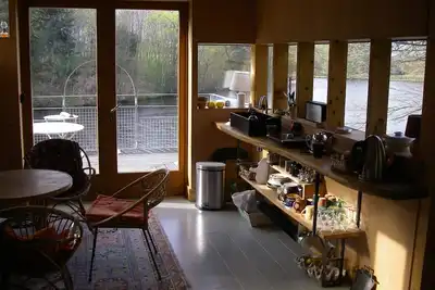 Confortable cabane au dessus d'un étang, acces privatif, ponton.