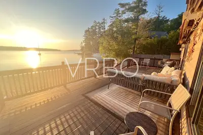 Image de Lakehouse in Gilford sits on 100’ private beach and includes dock slip!