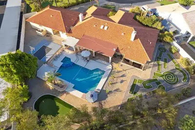 Image de One-of-a-Kind Home w Mini Golf + Pool & Spa Tub