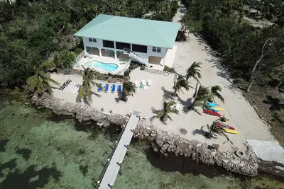 Image de Million Dollar View very private 4 bedroom resort with pool, pier, kayaks, spa